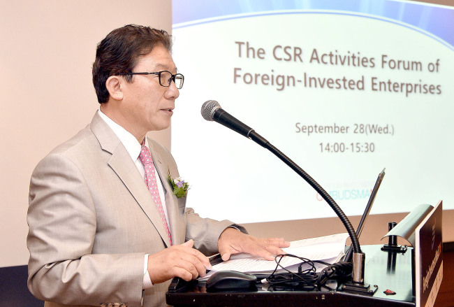 Jeffrey Kim from the Foreign Investment Ombudsman speaks at the CSR activities forum of foreign-invested enterprises Wednesday, which took place as part of the Foreign Investment Week. (KOTRA)