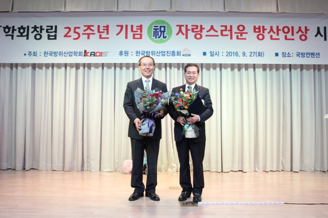 Lee Hyo-koo (right), vice chairman and CEO of LIG Nex1, poses at the Defense Industry Person of the Year Awards ceremony in Yongsan, central Seoul, Tuesday. (LIG Nex1)