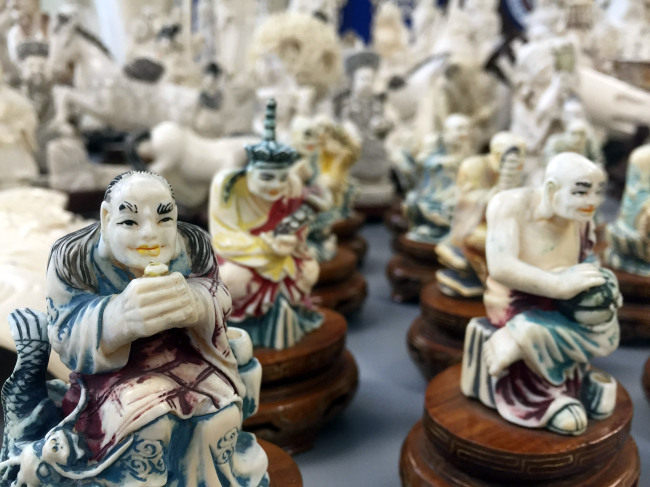 Carved elephant ivory from illegal trade is displayed during a press conference at the Manhattan Family Justice Center on Sept. 22, 2016 in New York. The New York authorities seized $4.5 million worth of illegal elephant ivory items in what they described as the biggest bust in the state‘s history, officials said Thursday. (Yonhap-AFP)