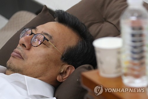 Ruling party leader Lee Jung-hyun in hunger strike (Yonhap)
