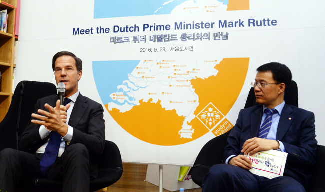 Dutch Prime Minister Mark Rutte (left) and Park Yong-ho, chairman of the Presidential Committee on Young Generation. (Presidential Committee on Young Generation)