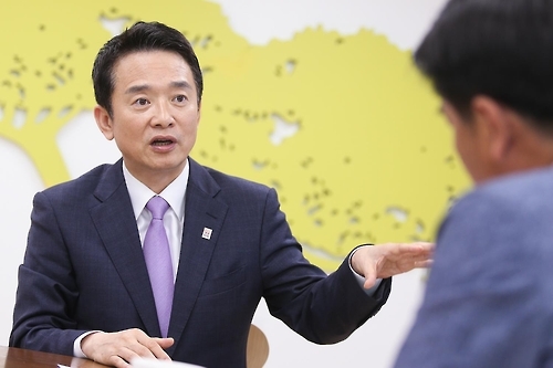 Gyeonggi Gov. Nam Kyung-pil speaks to Yonhap News Agency in Suwon on Oct. 2. (Yonhap)