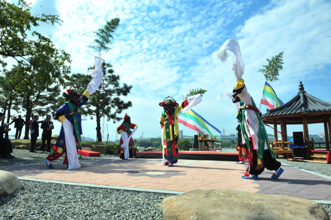 Traditional dancers perform at the 50th Cheoyong Culture Festival, which ran from Sept. 29-Oct. 3. (Ulsan Metropolitan City)