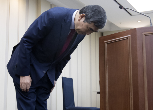 Hanmi Pharmaceutical CEO Lee Gwan-sun bows during a press conference held Sunday at the company headquarters in Seoul. (Yonhap)