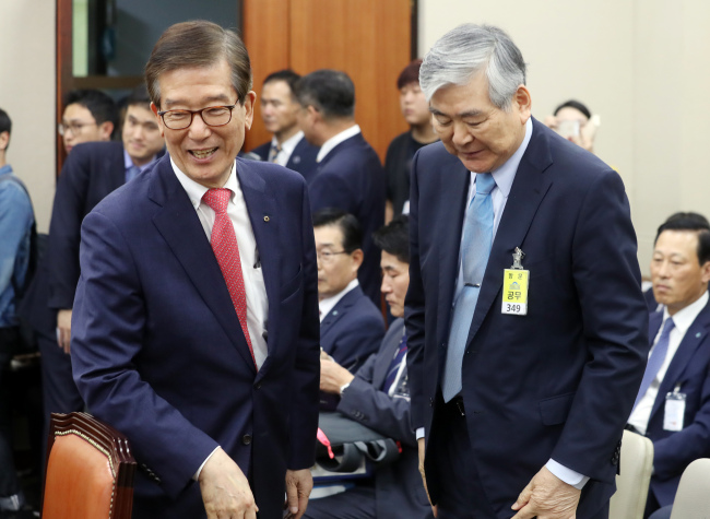 Hanjin Group Chairman Cho Yang-ho (right) meets KDB chairman Lee Dong-geol as they attend a parliamentary audit at the National Assembly on Tuesday. (Yonhap)