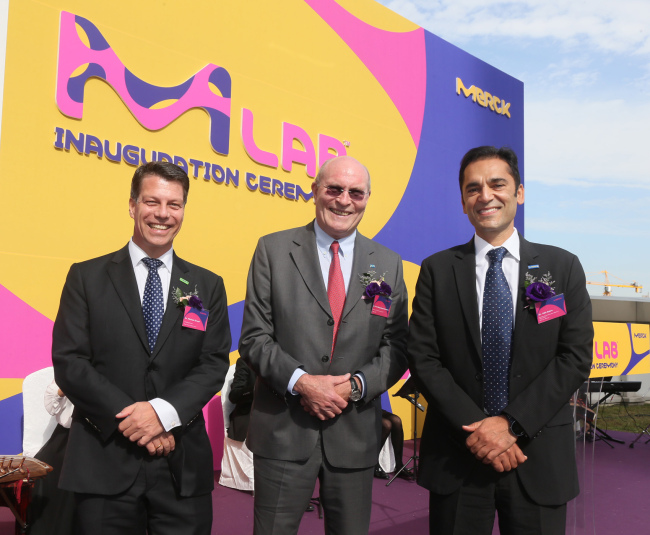 Merck Korea CEO Michael Grund (left) poses with Merck Life Science CEO Udit Batra (right) and Frank Stangenberg-Haverkamp, chairman of Merck’s family board and its parent company E. Merck KG during the opening ceremony of the M-Lab collaboration center held at the Techno Park IT Center in Songdo, Incheon, Thursday (Merck Korea)