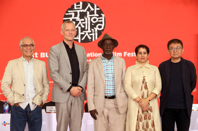 (From left) Iranian film director Mahmoud Kalari, Rotterdam International Film Festival director Bero Beyer, Malian director Souleymane Cisse, Indian film producer Guneet Monga, and Korean-Chinese filmmaker Zhang Lu pose for a photo at a press conference held at Dongseo University in U-dong, Busan on Friday. (Yonhap)