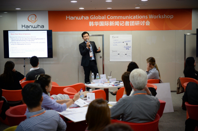 Hanwha Group Vice President Choi Sun-mok speaks at a workshop session held for the group‘s newsletter writers on Monday, Seoul. (Hanwha Group)