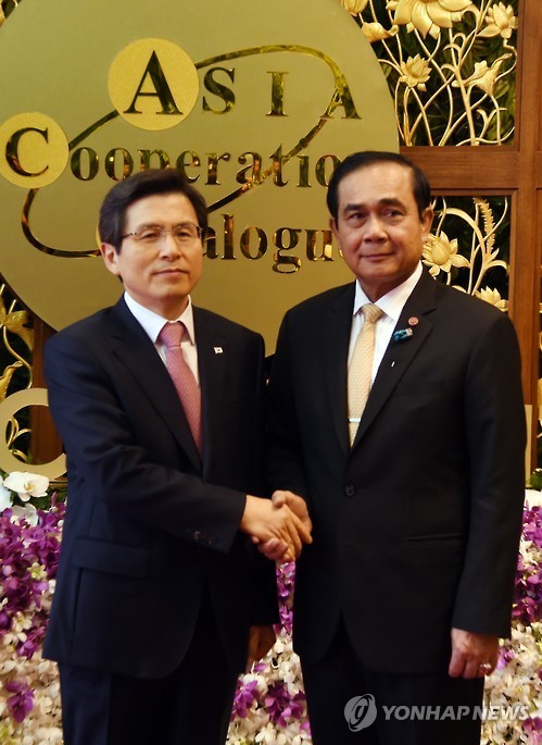 South Korean Prime Minister Hwang Kyo-ahn (left) poses for a photo with Thai Prime Minister Prayut Chan-o-cha in Bangkok in this photo taken on Oct. 10,during the Asia Cooperation Dialogue. (Yonhap)