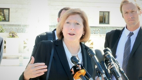 Kathleen Sullivan, a lawyer for Samsung, speaks to reporters after a Supreme Court hearing in Washington on Oct. 11. (Yonhap)