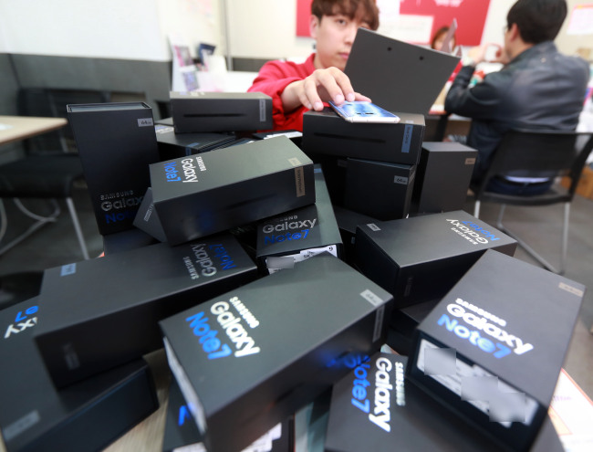 Galaxy Note 7 boxes are shown in a pile at a smartphone retailer in Seoul on Wednesday after Samsung Electronics` decision to discontinue sales of the device globally, Tuesday. (Yonhap)