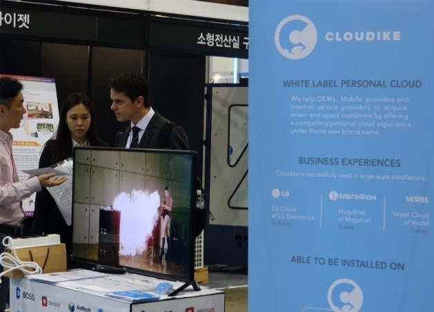 An official of ASD Korea explains Cloudike, an enterprise cloud service, to prospective clients (photo: K-ICT Born2Global Center)