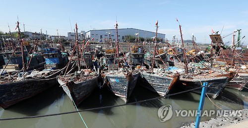 A number of Chinese fishing boats that were caught while operating illegally in Korea's exclusive zone are moored at a port in Incheon, west of Seoul, on Oct. 10. (Yonhap)