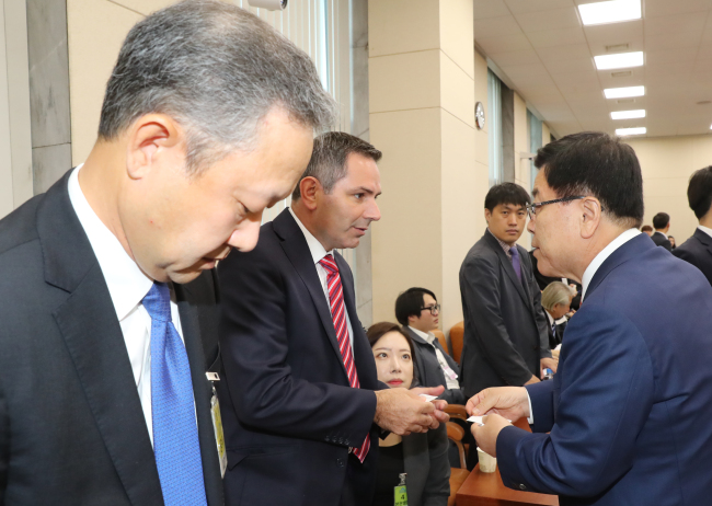 Chong Il-woo, CEO of Philip Morris Korea (left) and Tony Hayward (right), CEO of British America Tobacco Korea take a witness oath prior to a parliamentary audit by the Planning and Finance Committee on Thursday over tax evasion allegations. (Yonhap)