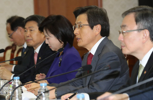 Prime Minister Hwang Kyo-ahn (second from right) speaks during a Cabinet meeting in Seoul on Friday. (Yonhap)