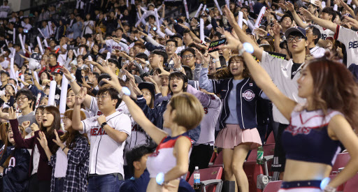 Spectators chant slogans with the cheering squad. (Yonhap)