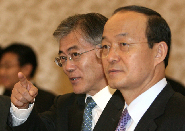 Moon Jae-in (left), former chairman of the main opposition Minjoo Party of Korea and then-presidential chief of staff, sits at a Cheong Wa Dae meeting back in 2007 with then-Foreign Minister Song Min-soon, whose recent political memoir triggered controversy over the former Roh Moo-hyun administration’s North Korea policies. (Yonhap)