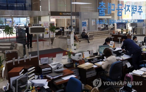 Customers have consultations about loans at KB Bank's Yeouido branch in Seoul on April 4, 2016. (Yonhap)