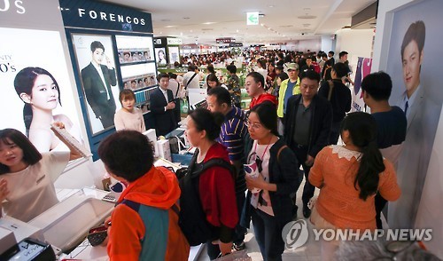 Lotte Duty Free in downtown Seoul is crowded with shoppers on Oct. 2, 2016. (Yonhap)