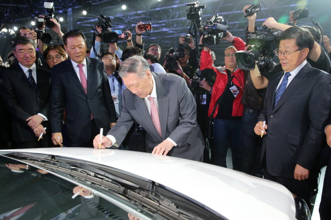 Hyundai Motor Group’s Chairman Chung Mong-koo (center) visits the company’s new plant in Cangzhou, China, Monday.  (Yonhap)