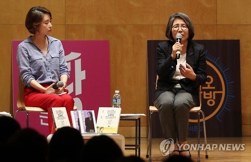 Kim Young-ran (R), the former head of the Anti-Corruption and Civil Rights Commission and architect of South Korea's draconian anti-graft law, speaks during a lecture in Seoul on Oct. 6, 2016. (Yonhap)