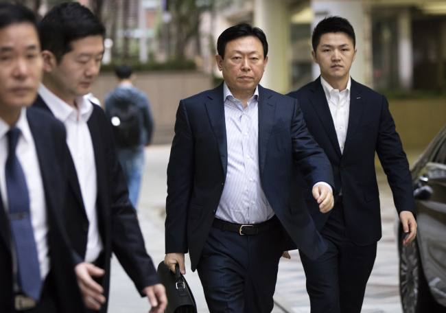 Lotte Group chairman Shin Dong-bin (second from right) enters the Lotte headquarters in central Seoul on Wednesday. (Yonhap)