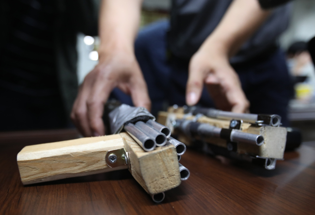 Homemade guns possessed by the suspect in Wednesday night’s gunfight in Seoul (Yonhap)