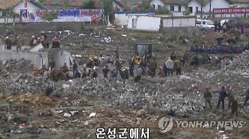 An image captured from a Korean Central Television broadcast on Sept. 19, North Korean workers engage in flood repair in North Hamgyong Province. (Yonhap)