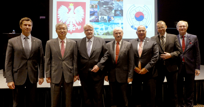 (From left) Polish Undersecretary of State Robert Grey, Korean Deputy Foreign Minister for Economic Affairs Lee Tae-ho, Polish Foreign Minister Witold Waszczykowski, Polish Ambassador to Korea Krzysztof Ignacy Majka, Polish Deputy Minister of Economic Development Tadeusz Koscinski, Polish Deputy Minister of Treasury Mikolaj Wild and Polish parliamentarian Tomasz Latos (Joel Lee / The Korea Herald)