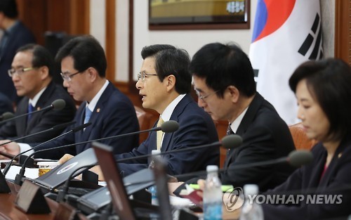 Prime Minister Hwang Kyo-ahn (center) speaks during a Cabinet meeting at the central government complex in Seoul on Oct. 25. (Yonhap)