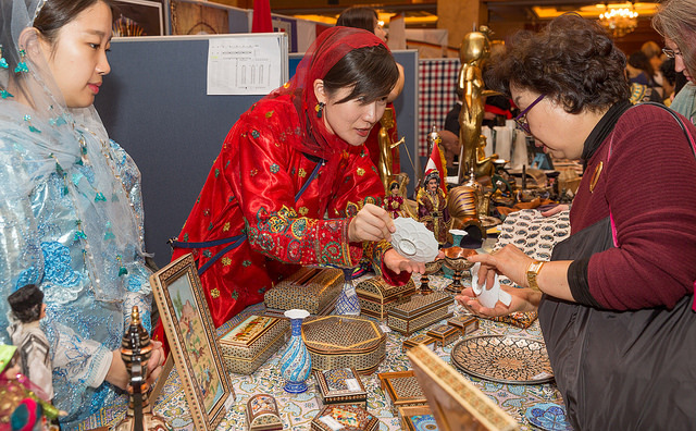 Shoppers peruse craft items at the 2015 SIWA & Diplomatic Community Bazaar in Lotte Hotel in Seoul. (SIWA)
