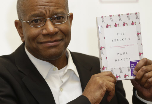 US author Paul Beatty, winner of the 2016 Man Booker Prize for fiction, poses for the media with his book “The Sellout” after an award ceremony in London, Tuesday. (AP-Yonhap)