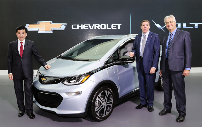 From left are GM Korea CEO James Kim, Lowell Paddock, vice president of product planning and program management of GM International and Martin Murry, deputy director of electrification engineering at GM China.