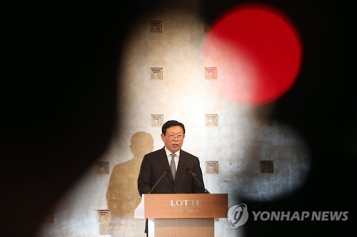 Lotte Chairman Shin Dong-bin makes a public apology over a corruption investigation during a press conference at Lotte Hotel in Seoul on Oct. 25, 2016. (Yonhap)