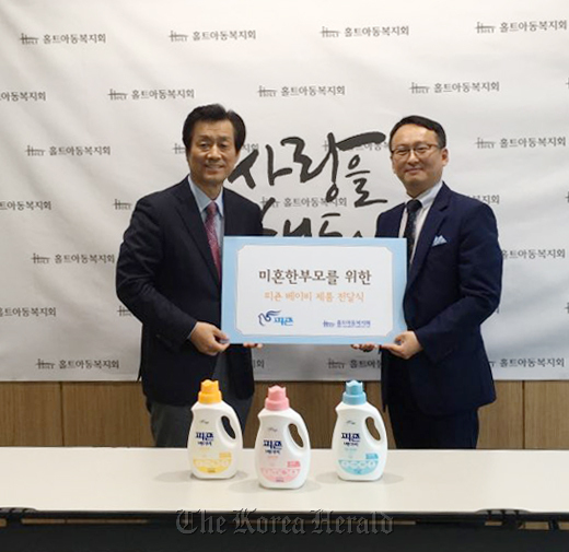 황재규 마케팅 이사(오른쪽)와 김대열 홀트아동복지회 회장이 이날 전달식을 진행한 후 기념촬영을 하고 있다.