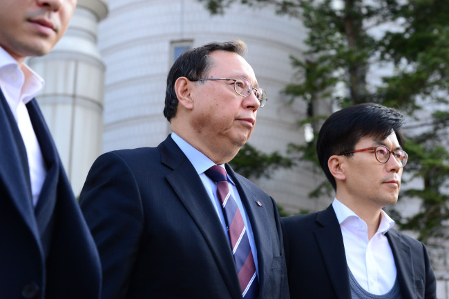 LG Electronics' President Cho Seong-jin (center) leaves a court in Seoul on Oct. 27.