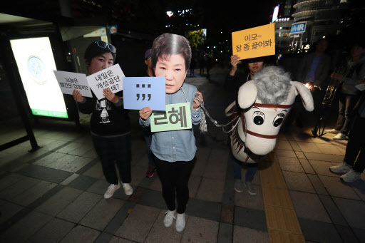 지난 수요일 서울 도심에서 '최순실 게이트' 관련 박근혜 대통령을 비난하는 시위자들. (사진=연합뉴스)