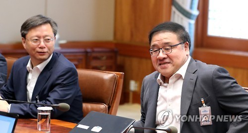 Legal secretary Woo Byung-woo (left) and policy secretary Ahn Jong-beom