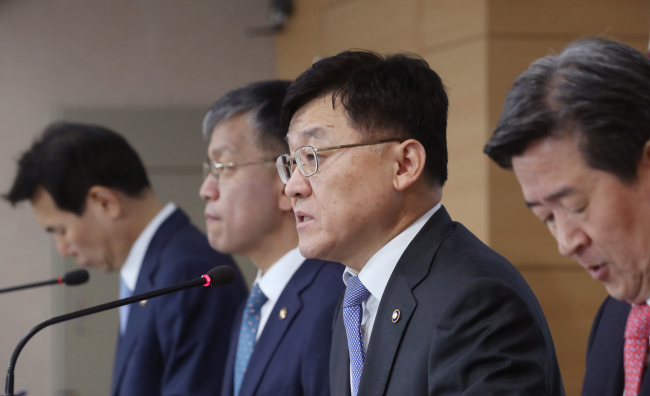 Jeong Marn-ki (second from right), vice minister of the Industry Trade and Energy Ministry delivers remarks during a briefing on plans for enhancing the shipbuilding industry, at the Seoul Government Complex in central Seoul, Monday. (Yonhap)