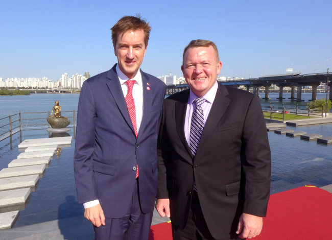 Danish Prime Minister Lars Lokke Rasmussen (right) and Danish Ambassador to Korea Thomas Lehmann (Joel Lee / The Korea Herald)
