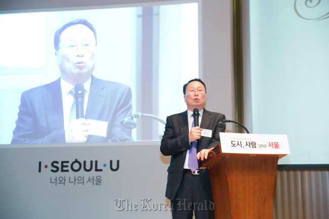 김민기 서울브랜드위원회 위원장이 제1회 서울 도시브랜드 포럼의 개회를 알리는 개회사를 하고 있다.