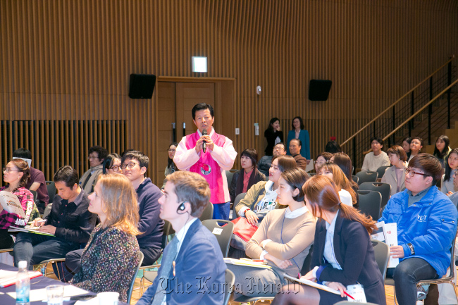 포럼 주제에 대하여 시민들이 발표연사들에게 질문하고 있다.