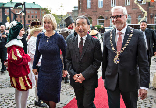Japanese writer Haruki Murakami (center) arrives with Odense Mayor Anker Boye (right) and Councilman Jane Jegind for a reception in Odense Town Hall on Sunday. (AFP-Yonhap)