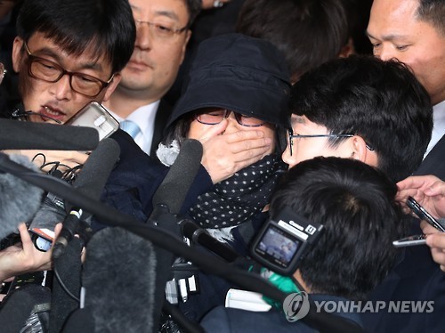 Choi Soon-sil, President Park Geun-hye's longtime friend at the center of an influence peddling-scandal, cries upon appearing at the Seoul Central Prosecutors' Office to face questioning on Oct. 31.(Yonhap)