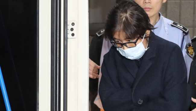 Choi Soon-sil in front of the District Public Prosecutors Office in Seoul on Nov. 2 (Yonhap)