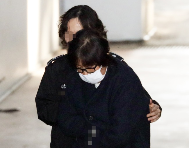 Choi Soon-sil arrives at a Seoul court Thursday to attend a hearing to review the legality of her detention (Yonhap)