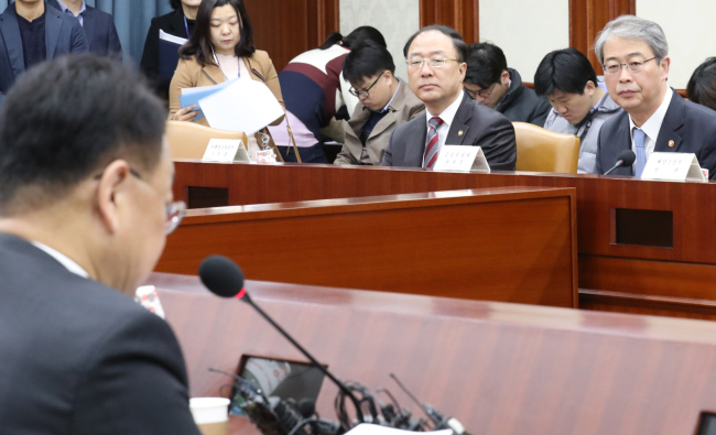 While Finance Minister Yoo Il-ho (left) presides over an economy-related ministers' meeting in Seoul, Thursday, Financial Services Commission Chairman Yim Jong-yong (right) participates in the meeting. (Yonhap)