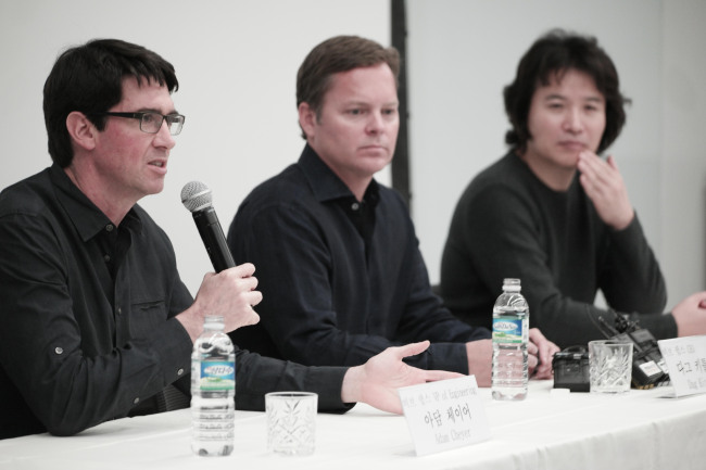 From left: VIV Labs’ Vice President Adam Cheyer, VIV Labs’ CEO Dag Kittlaus and Samsung Electronics’ Vice President Rhee In-jong (Samsung Electronics)