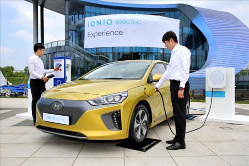 This photo, provided by Hyundai Motor Co., shows how a battery is recharged for the firm's Ioniq electric car. (Yonhap)