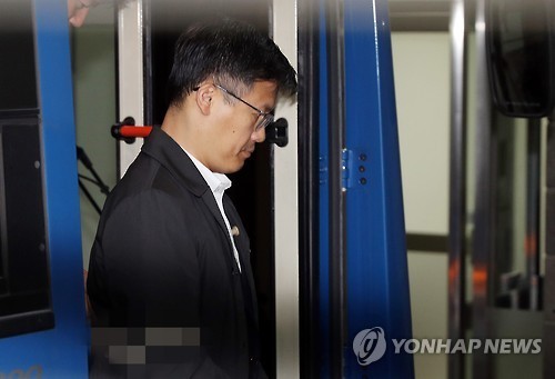 Jeong Ho-seong, a former personal secretary of President Park Geun-hye, appears at the Seoul Central District Prosecutors' Office in Seoul on Nov. 7, 2016, to undergo questioning over suspicions he leaked confidential presidential documents to Choi Soon-sil. (Yonhap)